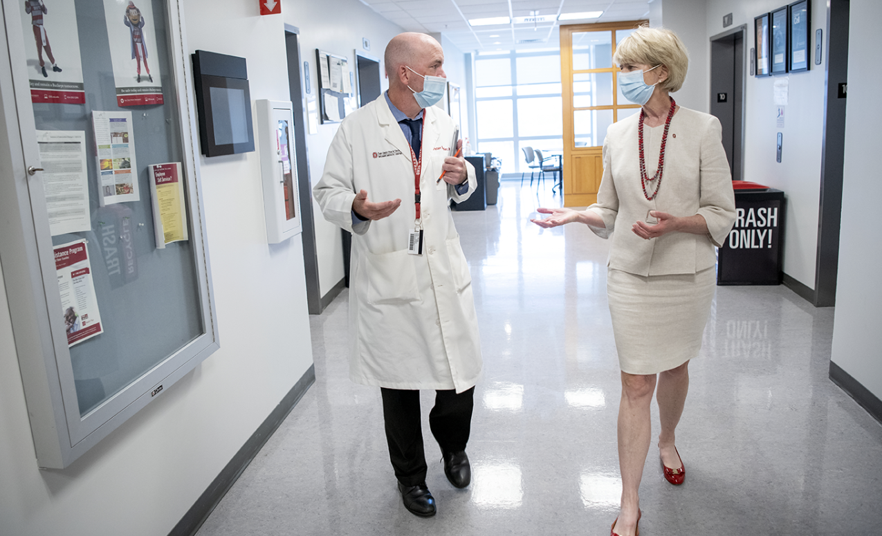 Discussion between Wexner medical staff and the President of The Ohio State University while both are socially distanced and in masks. Image courtesy of The Ohio State University.